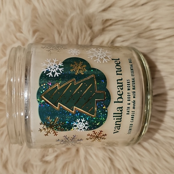 Bath & Body Works Vanilla Bean Noel Scented Candle 7 oz Single Wick - Picture 2 of 4
